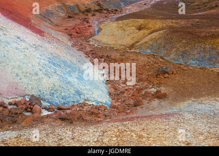 Seltun, campo geotermico che mostra le fumarole vulcaniche, pentole di fango e le sorgenti di acqua calda, penisola di Reykjanes, Islanda Foto Stock