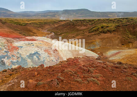 Seltun, campo geotermico che mostra le fumarole vulcaniche, pentole di fango e le sorgenti di acqua calda, penisola di Reykjanes, Islanda Foto Stock