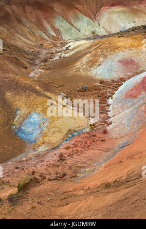 Seltun, campo geotermico che mostra le fumarole vulcaniche, pentole di fango e le sorgenti di acqua calda, penisola di Reykjanes, Islanda Foto Stock