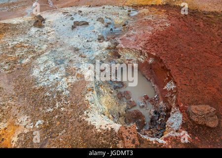 Pozze di fango in mudpot / pool di fango a Seltun, campo geotermico che mostra le fumarole vulcaniche, pentole di fango e le sorgenti di acqua calda, penisola di Reykjanes, Islanda Foto Stock