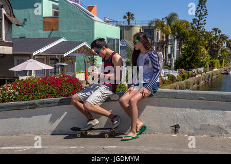 Persone, turisti, visitatori, visitando, canal, canali di Venezia, Venezia Canal Historic District, Venezia, Los Angeles, California, Stati Uniti Foto Stock