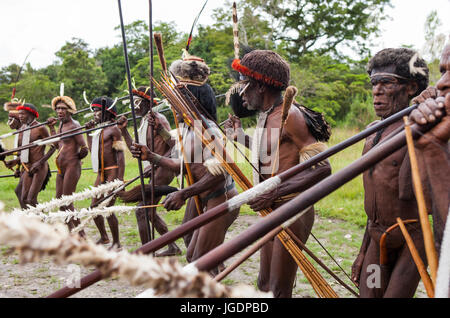 DANI VILLAGE, WAMENA, Irian Jaya, Nuova Guinea, Indonesia - 15 Maggio 2012: Dani tribù guerrieri. Foto Stock