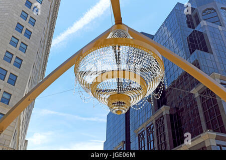 Gigante esterna lampadario pende in Playhouse Square, il performing arts area si trova nel centro cittadino di Cleveland, Ohio. Foto Stock