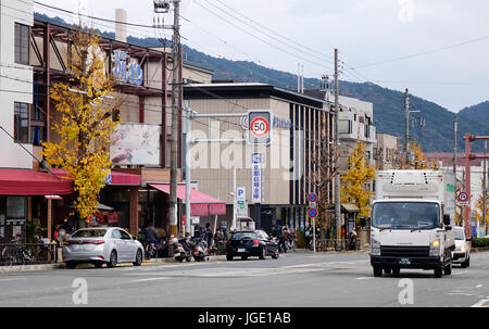 Kyoto, Giappone - Dic 25, 2015. Veicoli su strada presso il centro cittadino di Kyoto, Giappone. Foto Stock
