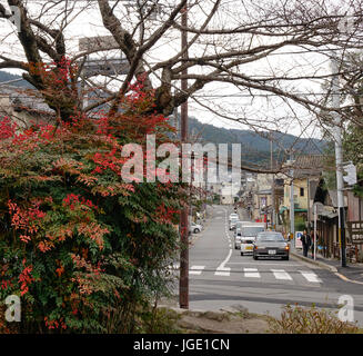 Kyoto, Giappone - Dic 25, 2015. Parcheggio di veicoli su strada presso il centro cittadino di Kyoto, Giappone. Foto Stock