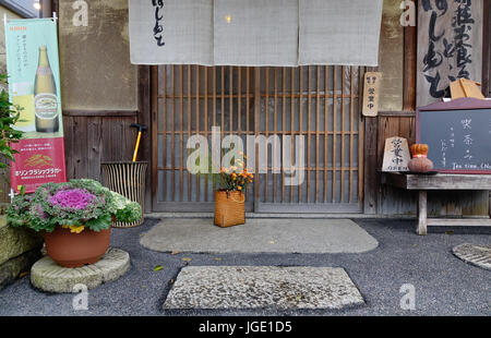 Kyoto, Giappone - Dic 25, 2015. Decorazioni di ristorante tradizionale al vecchio villaggio di Kyoto, Giappone. Foto Stock
