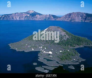 Stati Uniti d'America, Oregon, il Parco nazionale di Crater Lake, vista ad est attraverso il cratere del lago da direttamente Sopra Wizard Island con il Monte Scott aumento nella distanza Foto Stock