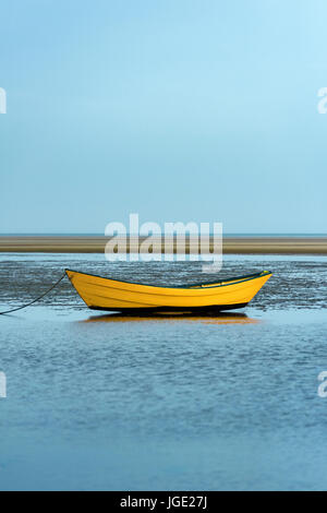 Lone dory su una mattina nuvoloso, Brewster, Cape Cod, Massachusetts, STATI UNITI D'AMERICA. Foto Stock