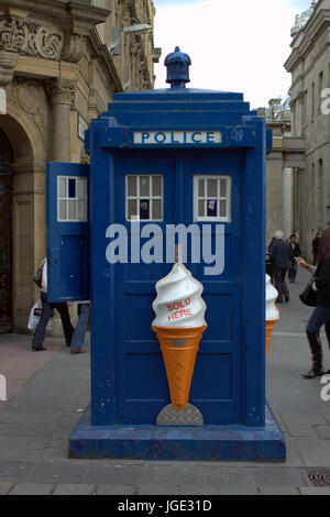 Dr Who tardis blu polizia casella telefono la vendita di gelati con un grande cono 99 sul suo lato Foto Stock