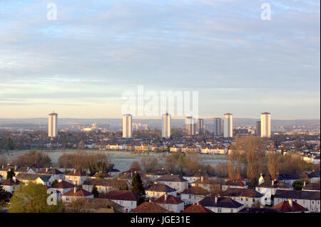 Glasgow Scotstoun alto consiglio appartamenti alloggi sociali panoramica di un freddo gelido mattina Foto Stock