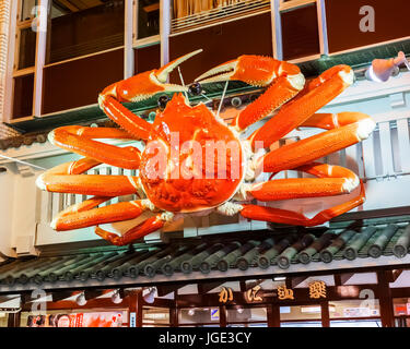 OSAKA, Giappone - 17 novembre: Billboard giapponese segno di Osaka in Giappone il 17 novembre 2013. Vale a dire per il grande illuminato cartelloni pubblicitari creativi tutti lungo Dot Foto Stock