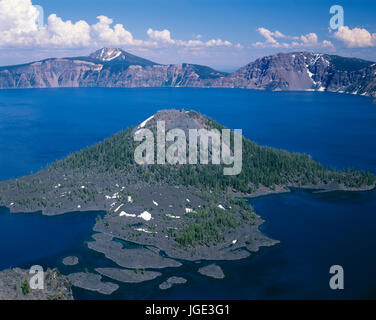 Stati Uniti d'America, Oregon, il Parco nazionale di Crater Lake, vista ad est attraverso il cratere del lago da direttamente Sopra Wizard Island con distante Monte Scott e nuvole di tuono. Foto Stock