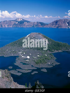 Stati Uniti d'America, Oregon, il Parco nazionale di Crater Lake, vista ad est attraverso il cratere del lago da direttamente Sopra Wizard Island con distante Monte Scott e nuvole di tuono. Foto Stock