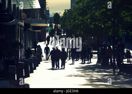 Sauchiehall Street Glasgow street scene retroilluminate silhouette contre jour illuminazione Foto Stock