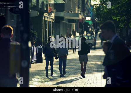 Sauchiehall Street Glasgow street scene retroilluminate silhouette contre jour illuminazione Foto Stock