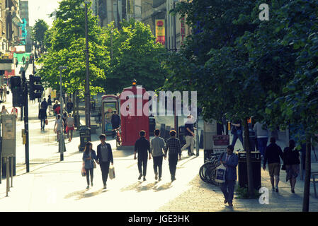 Sauchiehall Street Glasgow street scene retroilluminate silhouette contre jour illuminazione Foto Stock