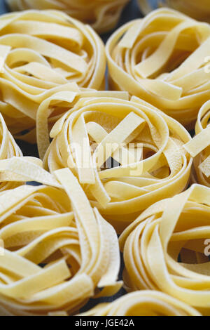 Close-up di non cotte nidi di tagliatelle Foto Stock