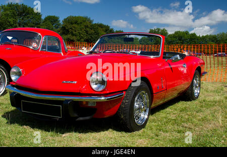 Vista frontale di una luminosa vettura sportiva Triumph Sptitire rossa in mostra in un classico spettacolo di auto in Galles, Regno Unito Foto Stock