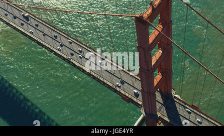 Vista aerea di vetture guida su bridge Foto Stock