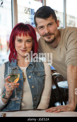 Ritratto di giovane caucasico con vino bianco nel ristorante Foto Stock