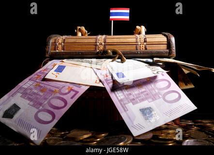 Bandiera tailandese sulla parte superiore della cassa piena di soldi Foto Stock