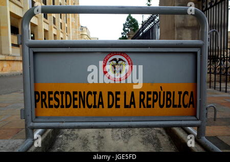 Un blocco stradale al di fuori del Palazzo Presidenziale a Bogotà, Colombia Foto Stock