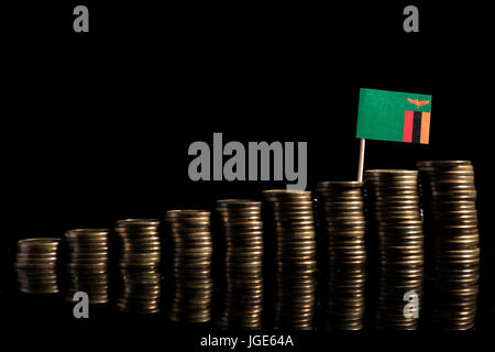 Bandiera dello Zambia con il lotto di monete isolati su sfondo nero Foto Stock