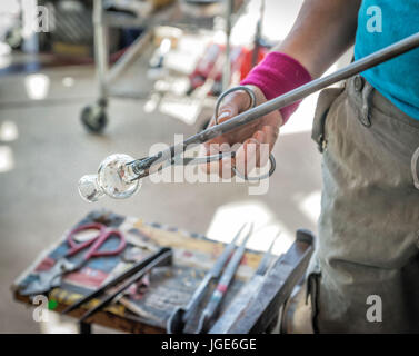 Soffiatore di vetro funzionante a un mercato aperto At Pikes Place Market, Seattle, Washington. Foto Stock