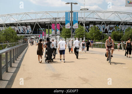 Vista del Stadium e famiglie all'ingresso della regina Elisabetta Parco Olimpico di Stratford, Newham Est Londra Inghilterra KATHY DEWITT Foto Stock