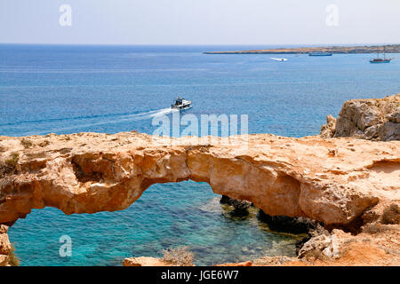 Ponte di Roccia Naturale Kamara Koraka Tou, Cape Greco, Cipro Foto Stock