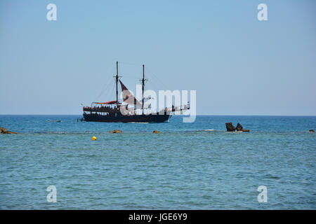 La nave dei pirati Jolly Roger crociere lungo la costa occidentale di Cipro nel porto di Paphos Foto Stock