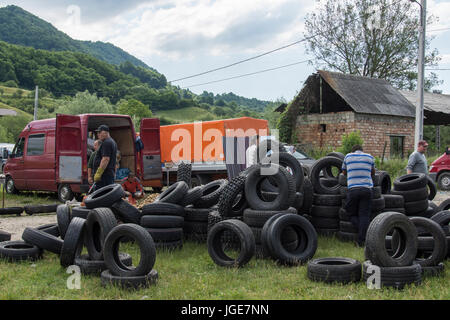 Vendita di pneumatici in un mercato aperto regione Maramures, Romania Foto Stock