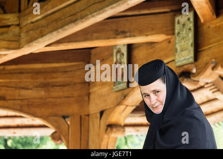 Una suora Ortodossa presso il monastero di Barsana, regione Maramures, Romania Foto Stock