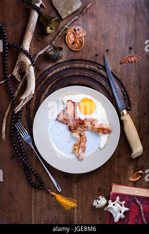 La colazione uova e bacon e servita in un ristorante. Un tavolo di legno. Hotel Boutique e di lusso stile. Vista dall'alto. Foto Stock