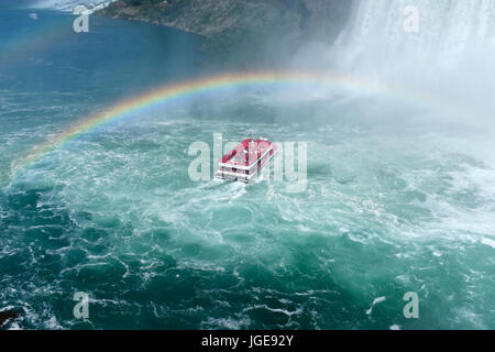 Hornblower cruise sotto le cascate Horseshoe - Cascate del Niagara in una nebbia pesante con un arcobaleno Foto Stock