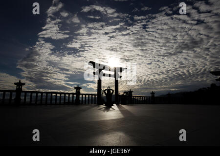 La pratica dello Yoga meditazione Zen - Linh Quy Phap un - Bao Loc - Bao Lam - Da Lat - Lam Dong - Viet Nam - Alba con raggi pagoda silhouettes di gate Foto Stock