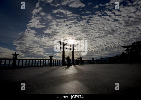 La pratica dello Yoga meditazione Zen - Linh Quy Phap un - Bao Loc - Bao Lam - Da Lat - Lam Dong - Viet Nam - Alba con raggi pagoda silhouettes di gate Foto Stock