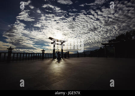 La pratica dello Yoga meditazione Zen - Linh Quy Phap un - Bao Loc - Bao Lam - Da Lat - Lam Dong - Viet Nam - Alba con raggi pagoda silhouettes di gate Foto Stock