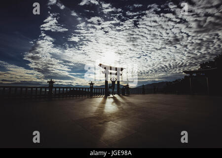 La pratica dello Yoga meditazione Zen - Linh Quy Phap un - Bao Loc - Bao Lam - Da Lat - Lam Dong - Viet Nam - Alba con raggi pagoda silhouettes di gate Foto Stock