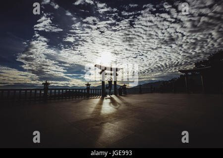 La pratica dello Yoga meditazione Zen - Linh Quy Phap un - Bao Loc - Bao Lam - Da Lat - Lam Dong - Viet Nam - Alba con raggi pagoda silhouettes di gate Foto Stock