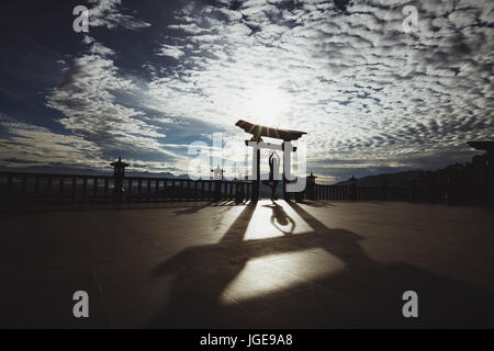 La pratica dello Yoga meditazione Zen - Linh Quy Phap un - Bao Loc - Bao Lam - Da Lat - Lam Dong - Viet Nam - Alba con raggi pagoda silhouettes di gate Foto Stock