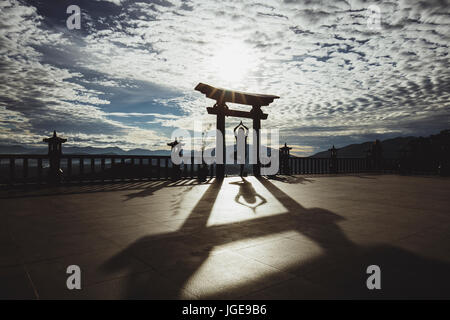 La pratica dello Yoga - Zen - Meditazione a Pagoda gate - Linh Quy Phap un in Bao Lam - Bao Loc - Nui Iam Binh - Viet Nam Foto Stock