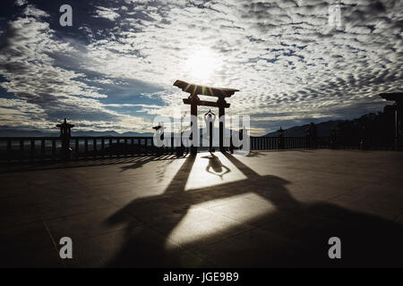 La pratica dello Yoga - Zen - Meditazione a Pagoda gate - Linh Quy Phap un in Bao Lam - Bao Loc - Nui Iam Binh - Viet Nam Foto Stock