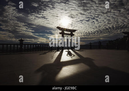 La pratica dello Yoga - Zen - Meditazione a Pagoda gate - Linh Quy Phap un in Bao Lam - Bao Loc - Nui Iam Binh - Viet Nam Foto Stock