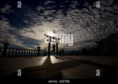 La pratica dello Yoga - Zen - Meditazione a Pagoda gate - Linh Quy Phap un in Bao Lam - Bao Loc - Nui Iam Binh - Viet Nam Foto Stock