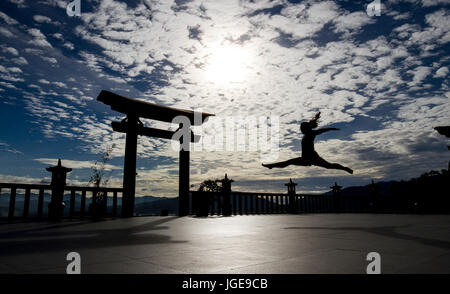 La pratica di danza / Salto / porta pagoda Linh Quy Phap un - Bao Loc - Bao Lam - Lam Dong - Viet Nam Foto Stock