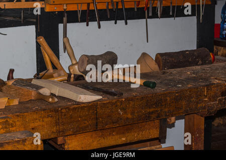 Strumenti per un carpentiere o falegname. Vari strumenti per la costruzione. Foto Stock