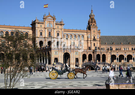Plaza de Espana in Siviglia Spagna cavallo giro in carrozza con i turisti Foto Stock