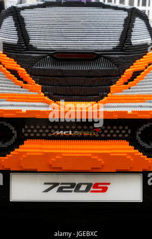 Close-up detil del Lego McLaren 720S supercar al 2017 Goodwood Festival of Speed, Sussex, Regno Unito. Foto Stock