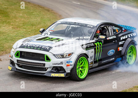 2016 Ford Mustang RTR drift auto con autista Vaughn Gittin Jr al 2017 Goodwood Festival of Speed, Sussex, Regno Unito. Foto Stock